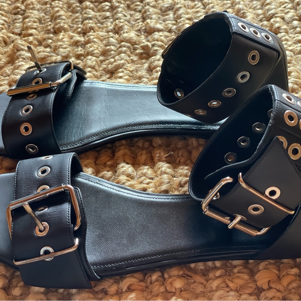 Brand New Balenciaga Women's Black Belt Flat Leather Sandals size 37 - Picture 2 of 7